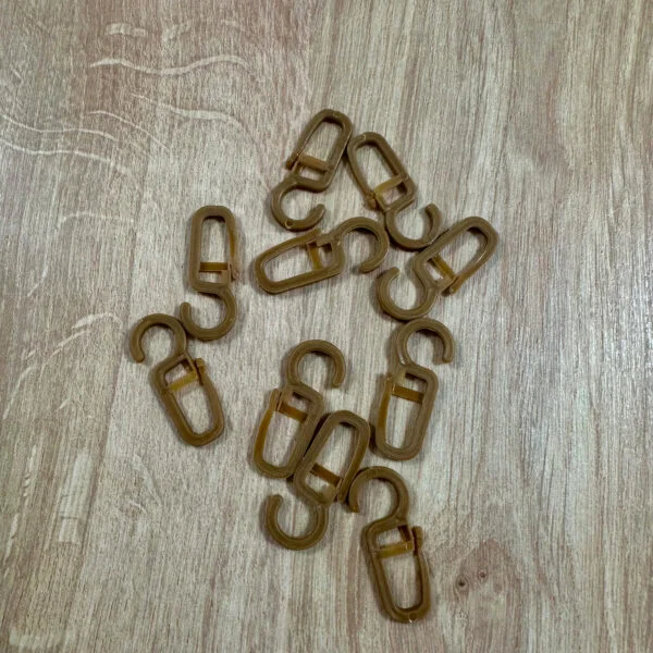 Plastové háčky hnědé