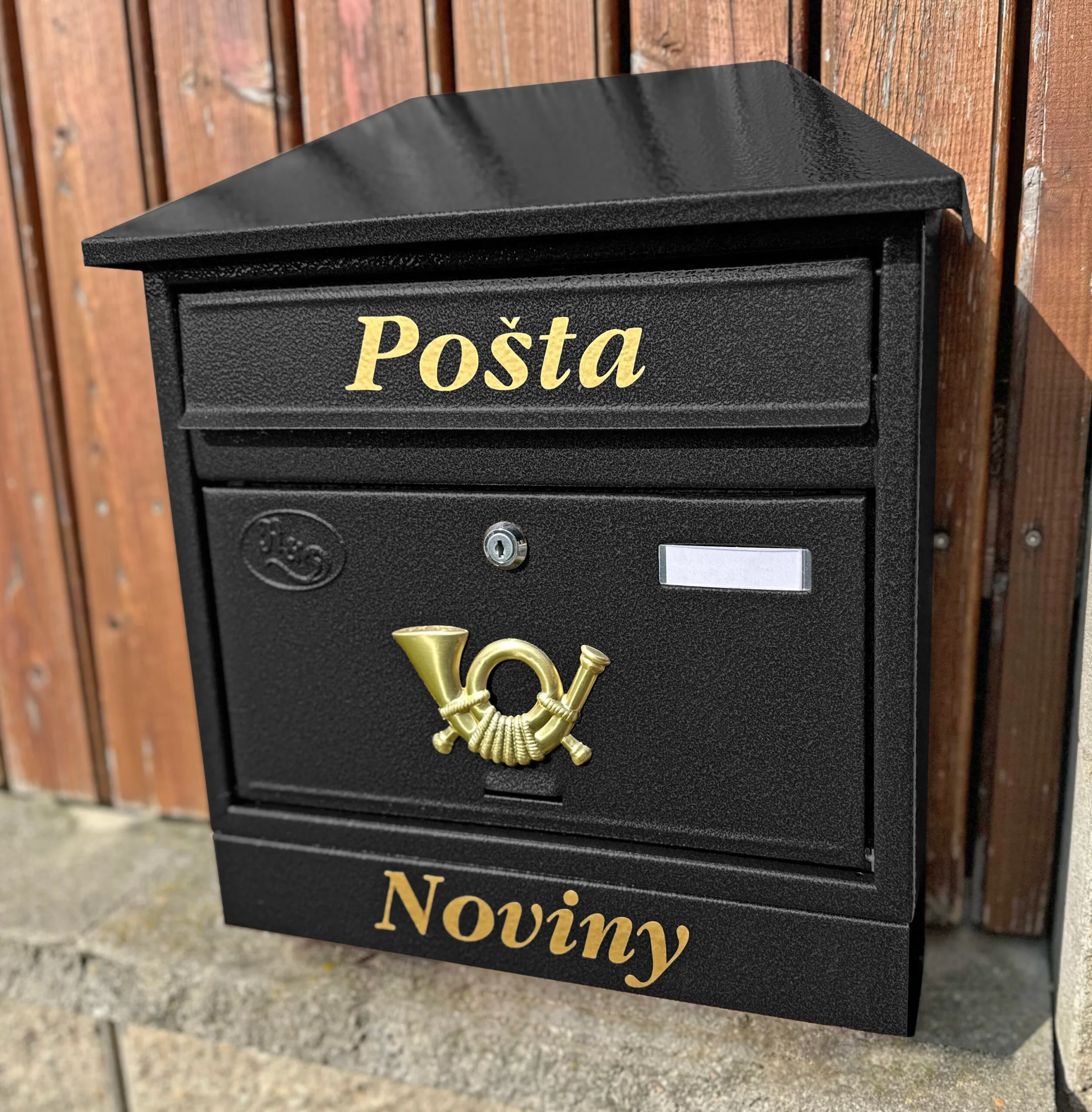 Poštovní schránka zlatá T9. Kvalitní poštovní schránky, moderní i klasický design, odolné materiály, snadná montáž. Najděte tu pravou pro svůj domov. Různé barvy i provedení skladem