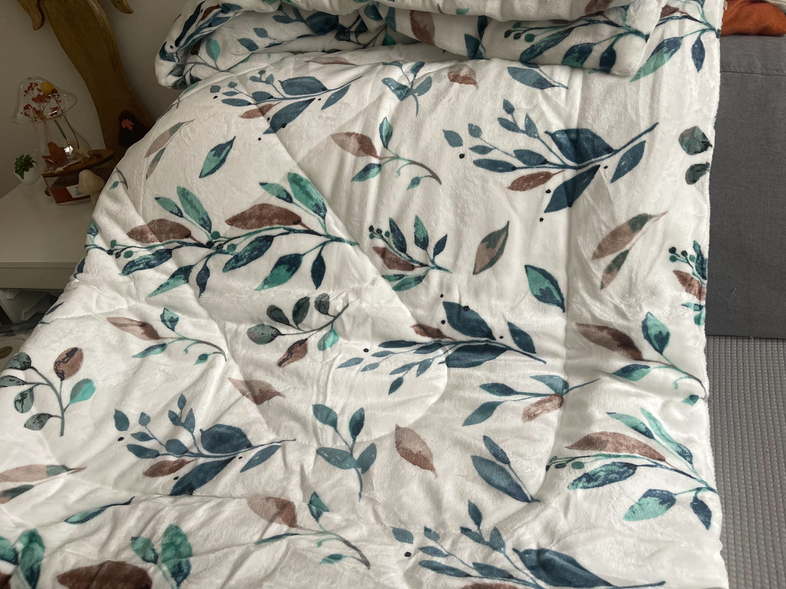 Prošívaná mikroplyšová deka 150x200 Lístky