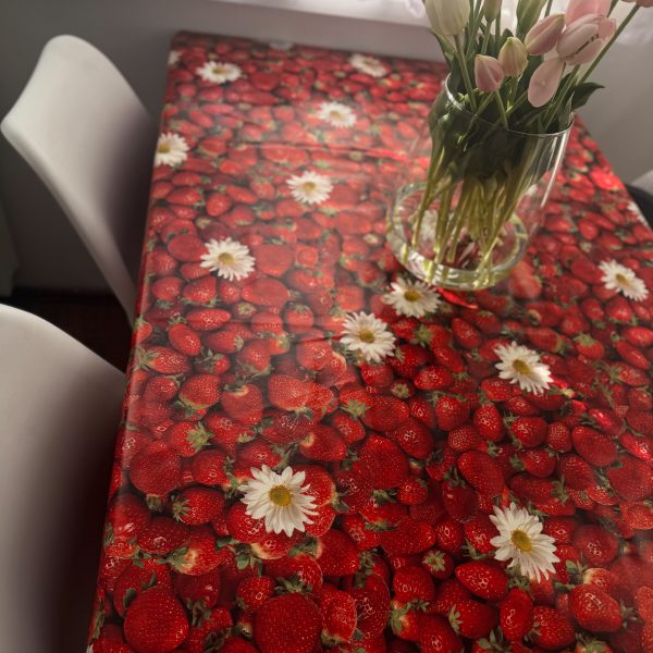 PVC ubrus s jahodami